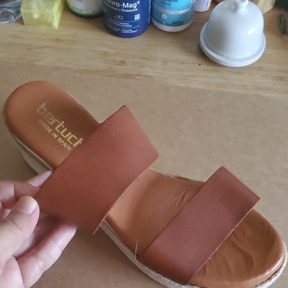 Bertuchi Women's Tan Leather Sandals - Picture 5 of 7
